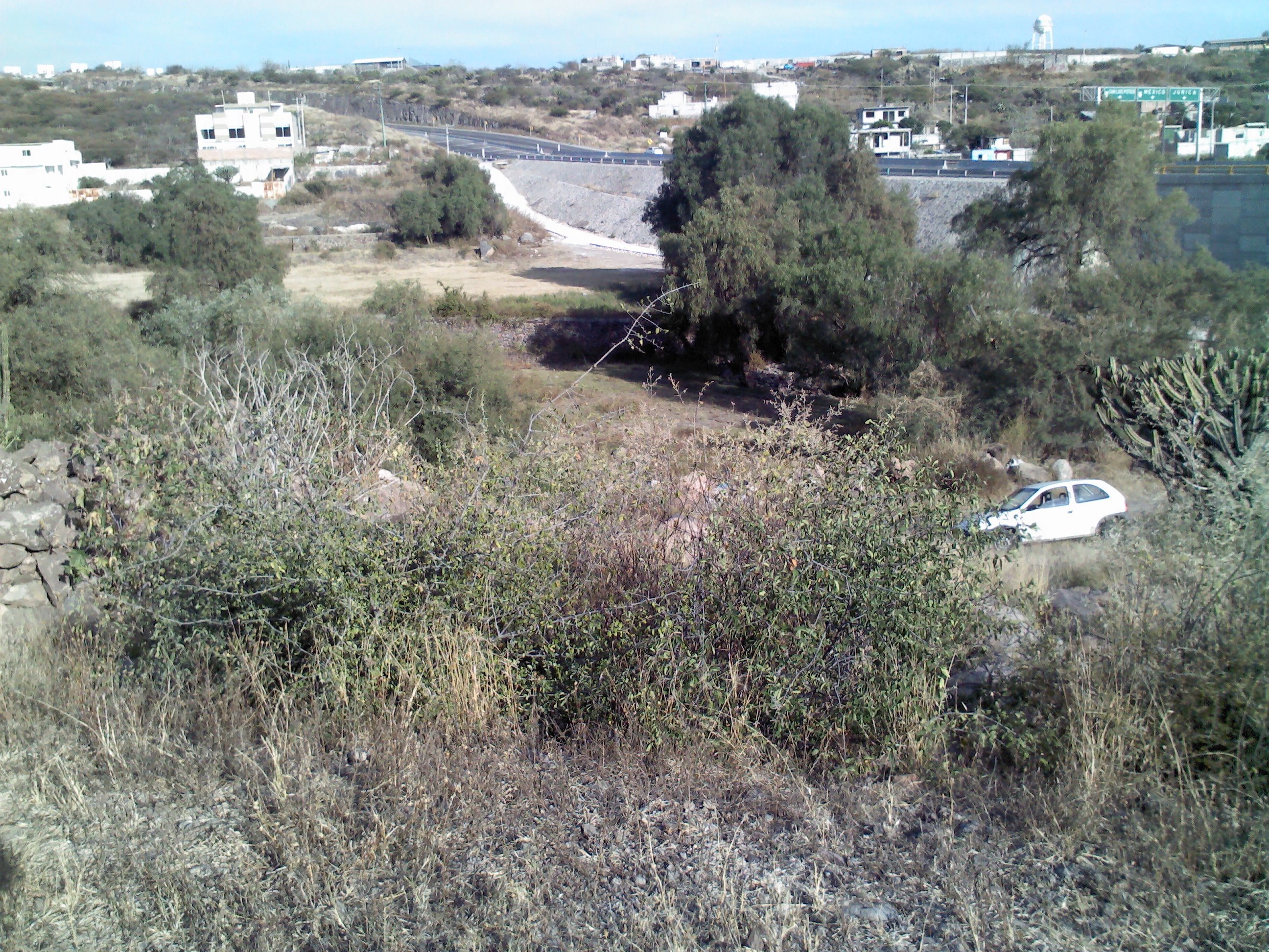 VENDO TERRENO ATRAS DEL PUEBLO DE JURICA, RUSTICO.